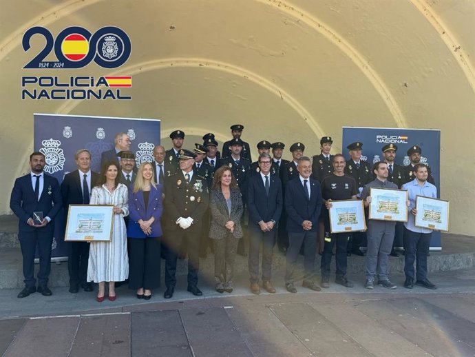 Autoridades y condecorados en , la celebración de la festividad de los Santos Ángeles Custodios, patronos de la Policía Nacional