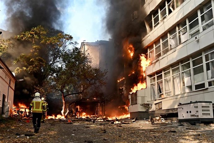 Imagen de archivo de un incendio provocado por un ataque ruso en Kiev, la capital de Ucrania.
