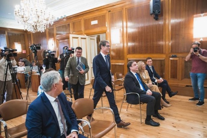 El presidente del Gobierno riojano, Gonzalo Capellán, llegando a la sala de prensa con el consejero de Hacienda, Alfonso Domínguez