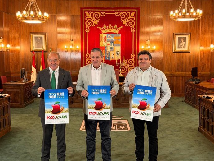 El director general de Caja Rural de Zamora (I) el presidente de la Diputación y el diputado de Agricultura y Ganadería.
