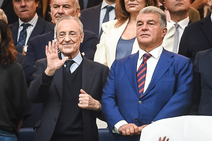 Archivo - El presidente del Real Madrid, Florentino Pérez, y el presidente del FC Barcelona, Joan Laporta, en el palco del Santiago Bernabéu
