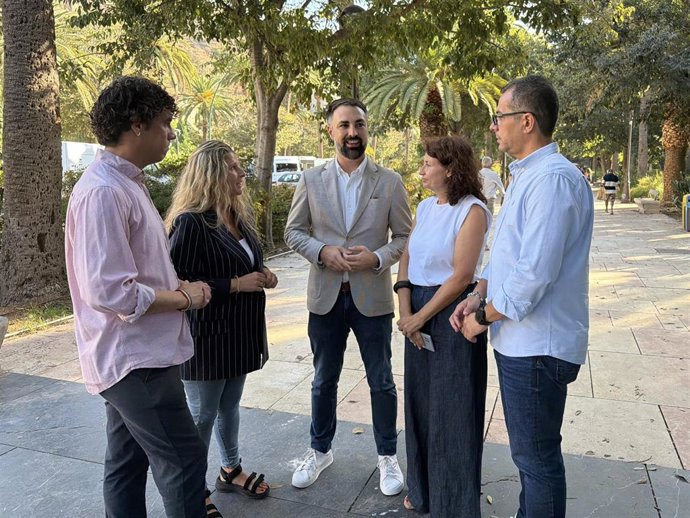 El portavoz del Grupo Socialista en Málaga, Mariano Ruiz Araujo, junto con miembros del PSOE Málaga