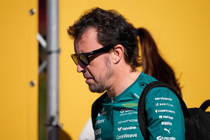 Fernando Alonso, da Espanha, da equipe Aston Martin, observa o paddock antes do Grande Prêmio da Espanha de F1, em Madring, em 13 de setembro de 2026, em Madri, Espanha.