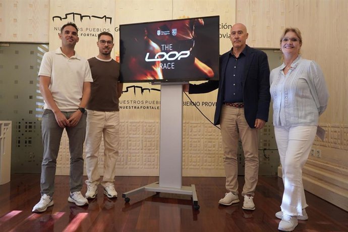 El diputado de Deportes, Óscar Moral, y la alcaldesa de Cantalejo, Ana Rosa Zamarro, junto a los organizadores de la prueba, Adrián Casla y Carlos Sancho, en la presentación de 'The Loop Race'.