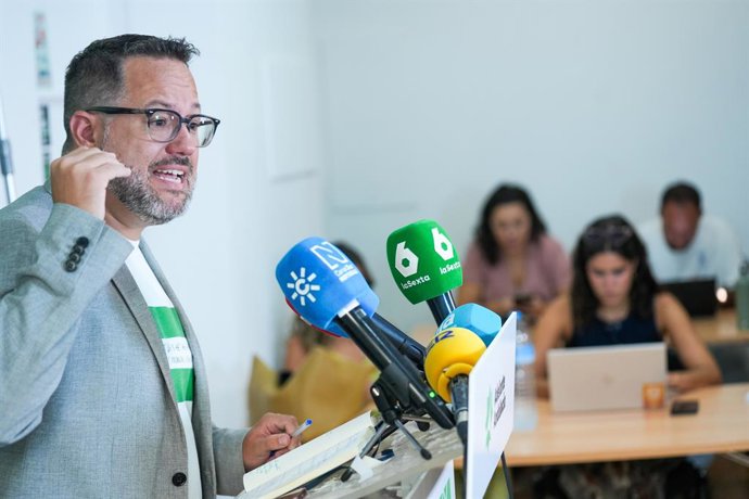 O porta-voz do Adelante Andalucía, José Ignacio García, durante a coletiva de imprensa. Em 7 de setembro de 2026, em Sevilha (Andaluzia, Espanha). O porta-voz do Adelante Andalucía, José Ignacio García, fala com a imprensa para apresentar o plano do Adela