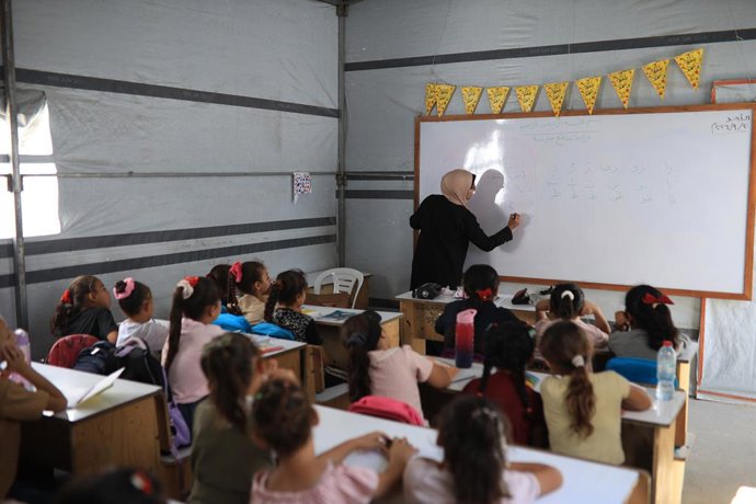 Archivo - Arquivo - Meninas palestinas em uma sala de aula na Faixa de Gaza após o reinício das aulas, depois de quase três anos sem educação formal presencial regular devido à ofensiva lançada por Israel após os ataques de 7 de outubro de 2023 (arquivo)