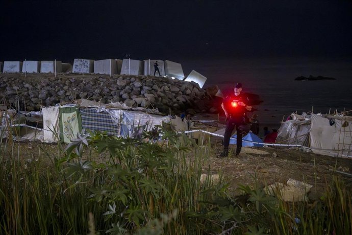 Migrantes pasan la noche en las playas de El Trampolín y Benitez, a 28 de septiembre de 2026, en Ceuta (España).