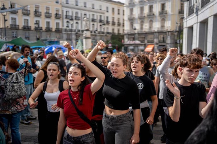 Decenas de personas protestan durante la acampada en Sol