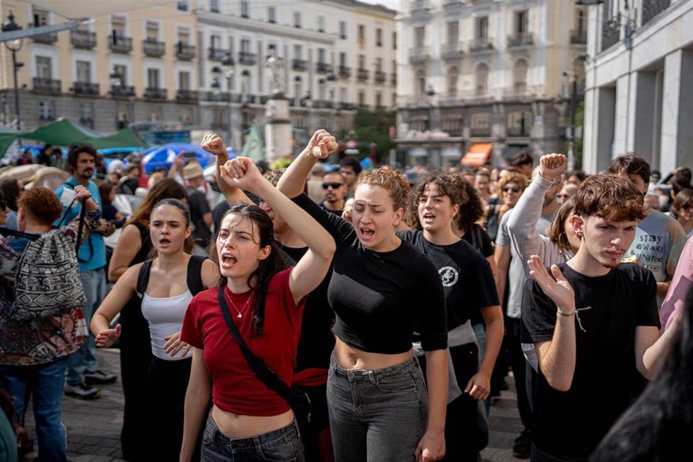 Decenas de personas protestan durante la acampada en Sol