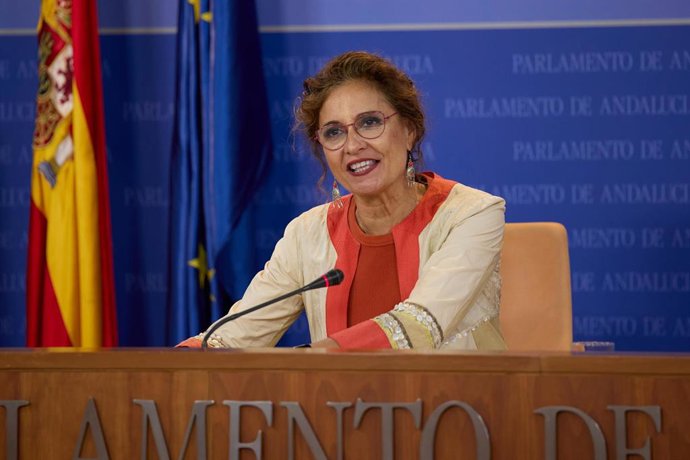 La secretaria general del PSOE-A, María Jesús Montero, en rueda de prensa en el Parlamento andaluz.