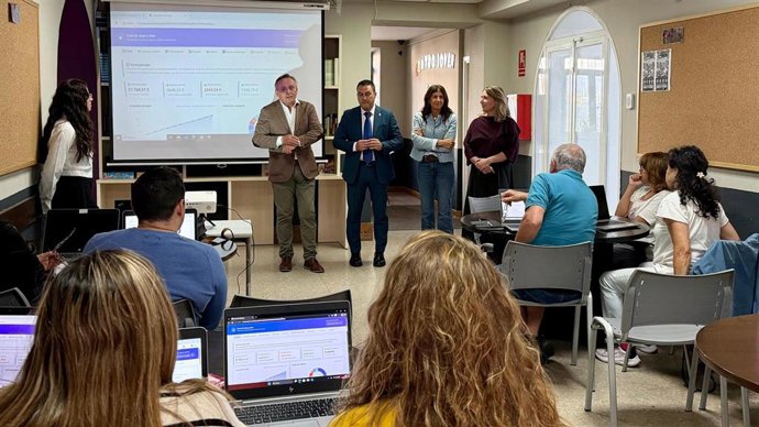 El viceconsejero de Transformación Digital, Luis Ortega, en su visita a un curso de CyL Digital en El Espinar (Segovia).