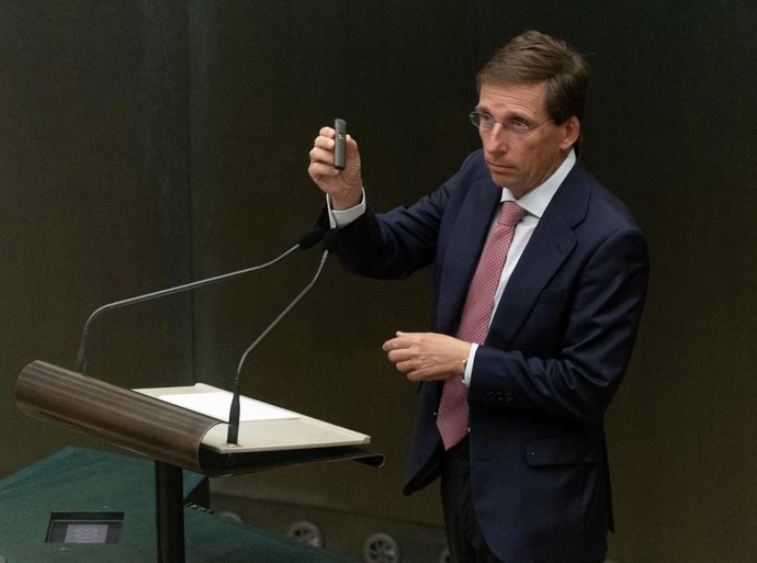 El alcalde de Madrid, José Luis Martínez-Almeida, durante una sesión ordinaria del pleno municipal, en el Palacio de Cibeles, a 29 de septiembre de 2026, en Madrid (España). El desahucio de la octogenaria Maricarmen Abascal de la vivienda en la que llevab