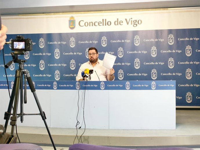 Rueda de prensa del portavoz del BNG en el Ayuntamiento de Vigo, Xabier Pérez Igrexas, sobre la suspensión de la licitación del servicio de bus urbano.