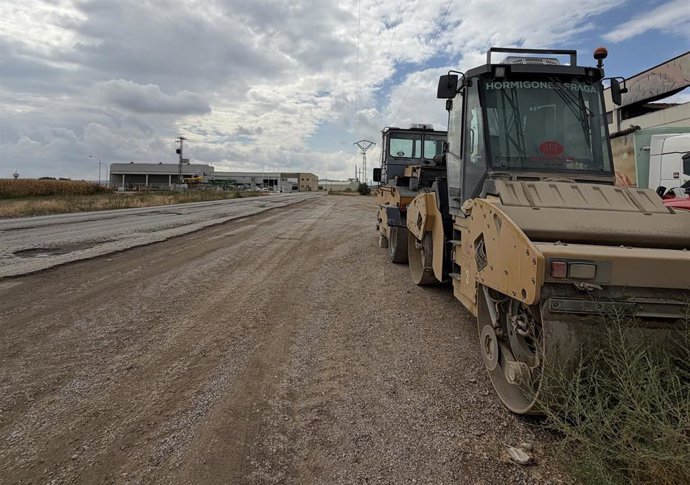 Las obras van a mejorar el enlace de unos 800 metros que comunica las carreteras A-131 y A-129, junto al polígono industrial Saso Verde de  Sariñena.