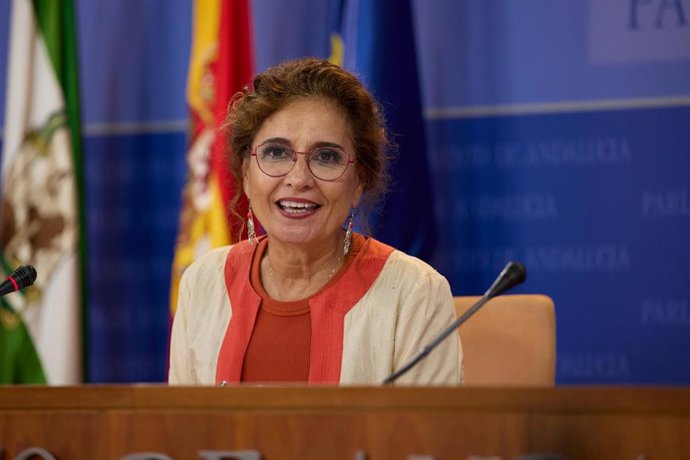 La secretaria general del PSOE-A, María Jesús Montero, en rueda de prensa en el Parlamento.
