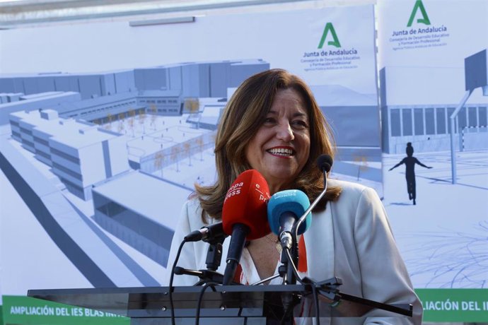 La consejera de Educación, María del Carmen Castillo, interviene en el acto de colocación de la primera piedra de las obras de ampliación del Instituto de Educación Secundaria Blas Infante de Ogíjares (Granada). 