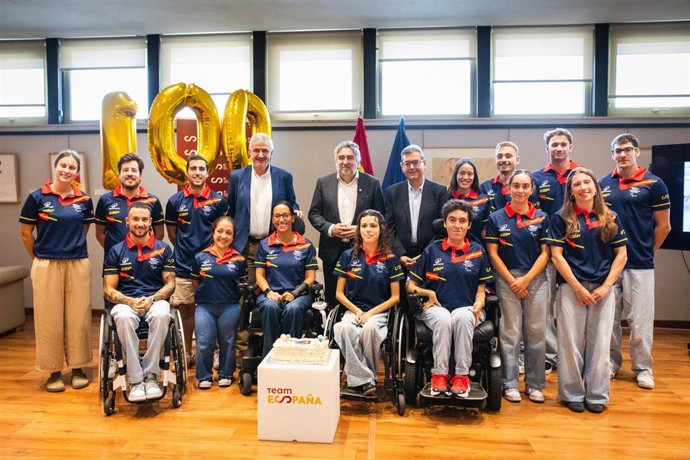 El presidente del CSD, José Manuel Rodríguez Uribes, ha recibido a la selección española de natación paralímpica por sus éxitos en el Europeo de Turquía de 2026.