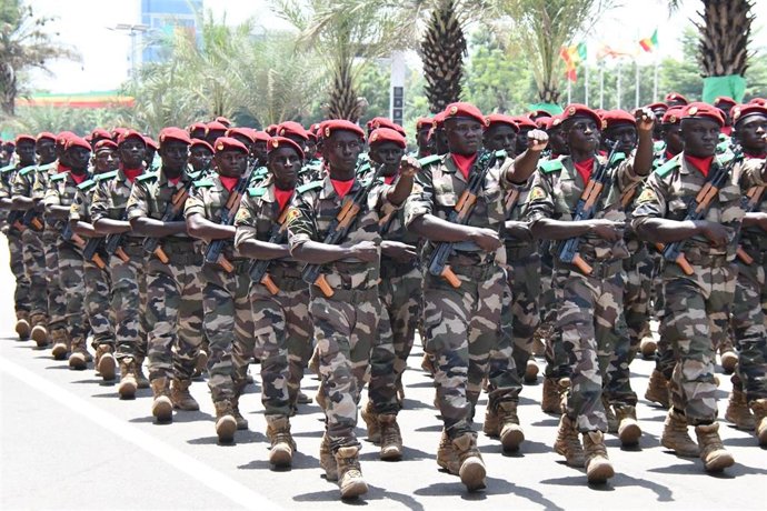 Archivo - Militares del Ejército de Malí durante un desfile en Bamako en septiembre de 2025 (archivo)