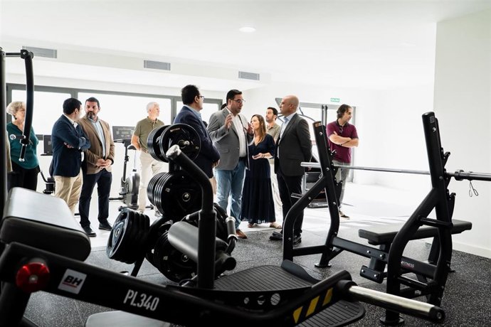 El presidente de la Diputación de Almería, José Antonio García Alcaina, junto al alcalde de Tabernas, José Díaz Ibáñez, y otros representantes institucionales, durante la visita al nuevo Centro Deportivo Municipal.