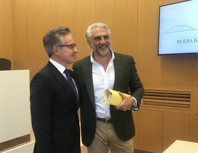 El concejal de Vivienda del Ayuntamiento de Zaragoza, José Miguel Rodrigo, con carpeta; y el consejero municipal de Urbanismo, Víctor Serrano