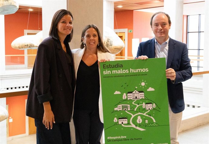 María Monteiro, técnica de Prevención de la AECC, María Margallo, vicerrectora de Sostenibilidad y Espacios de la UC, y Nacho Quijano, gerente de la AECC.