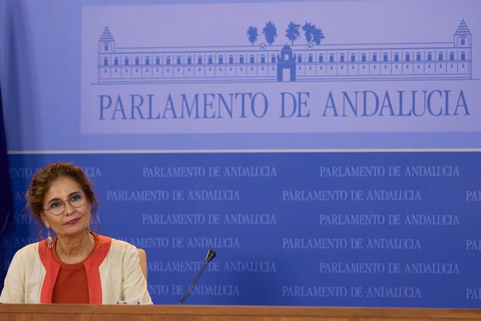 La secretaria general del PSOE-A, María Jesús Montero, en rueda de prensa en el Parlamento andaluz.
