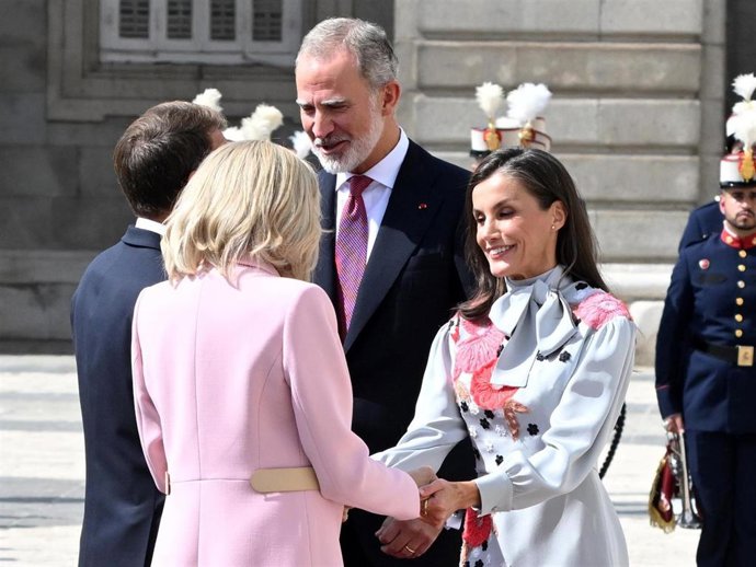 Los Reyes Felipe y Letizia han recibido con honores a Emmanuel y Brigitte Macron en el Palacio Real
