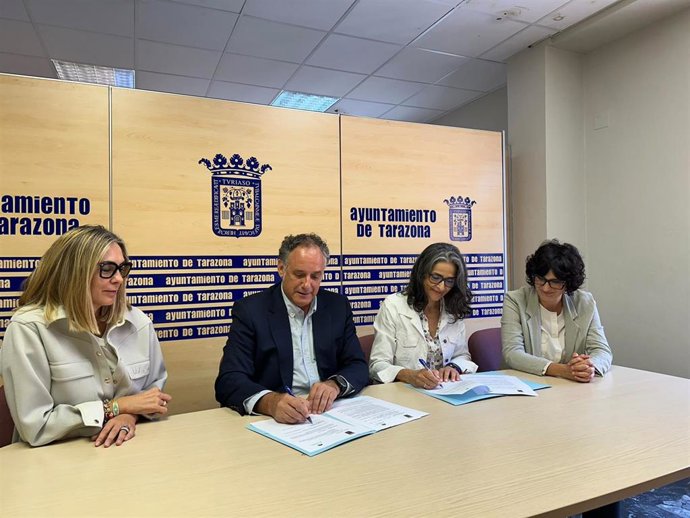 Acto de firma del convenio entre el Ayuntamiento de Tarazona y ATADES.