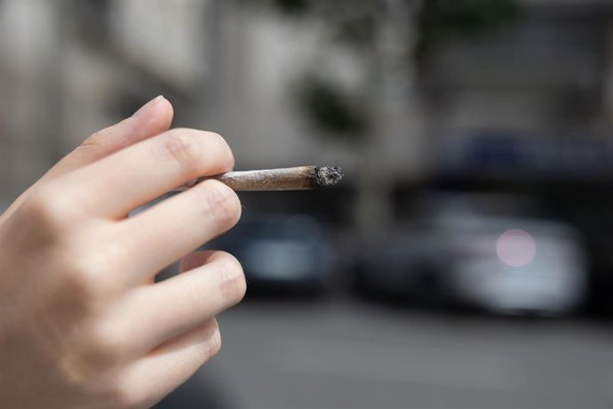 Archivo - Una persona fuma un cigarro en la calle, a 22 de julio de 2026, en Madrid (España). 