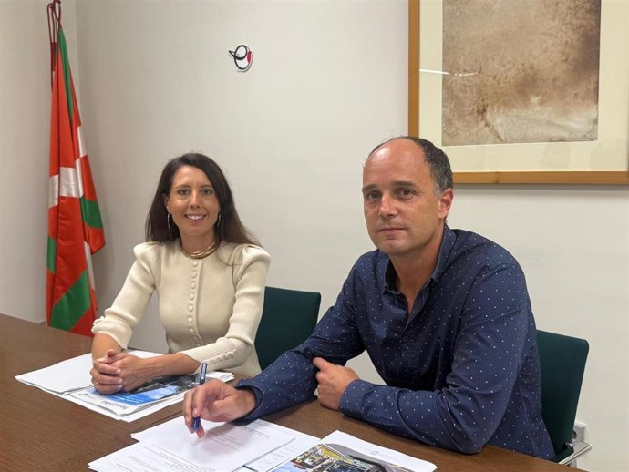 La diputada de Movilidad, Azahara Domínguez, y el alcalde de Hondarribia, Igor Enparan