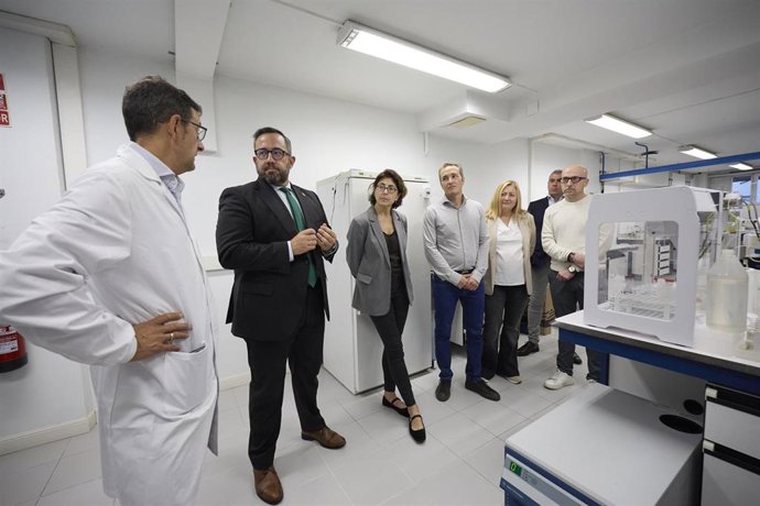 El vicepresidente Remírez, en su visita al laboratorio de NASERTIC en Villava.