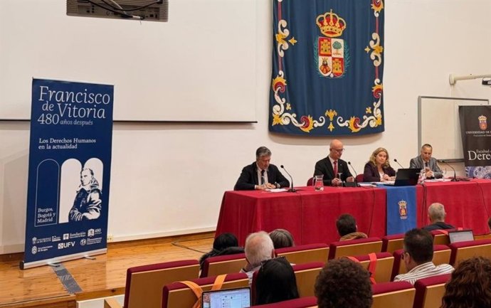 La alcaldesa de Burgos, Cristina Ayala, junto al resto de participantes de la Jornada sobre Derechos Humanos en la Actualidad organizada por la Universidad de Burgos (UBU) en torno a Francisco de Vitoria.