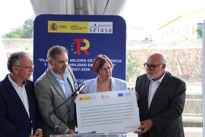 Autoridades en la entrega de obras de modernización a regantes del Canal de Orellana
