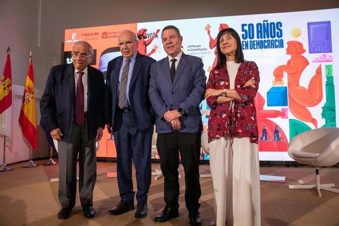 El presidente de Castilla-La Mancha, Emiliano García-Page, los ex políticos Alfonso Guerra y Rodolfo Martín Villa, la periodista Anabel Díez, y el presidente de las Cortes de Castilla-La Mancha, Pablo Bellido, durante la inauguración de la exposición 'La 