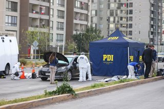 Santiago, 29 de Septiembre del 2026.  funcionarios de la 42ª Comisaría de Radiopatrullas intentaron fiscalizar un vehículo, termina con dos hombres de 19 y 20 años murieron durante la madrugada de este martes 29 de septiembre luego de una persecución que