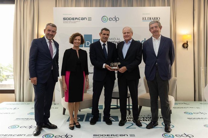 El consejero de Industria, Empleo, Innovación y Comercio, Eduardo Arasti, entrega el Premio Directivo del Año de APD.