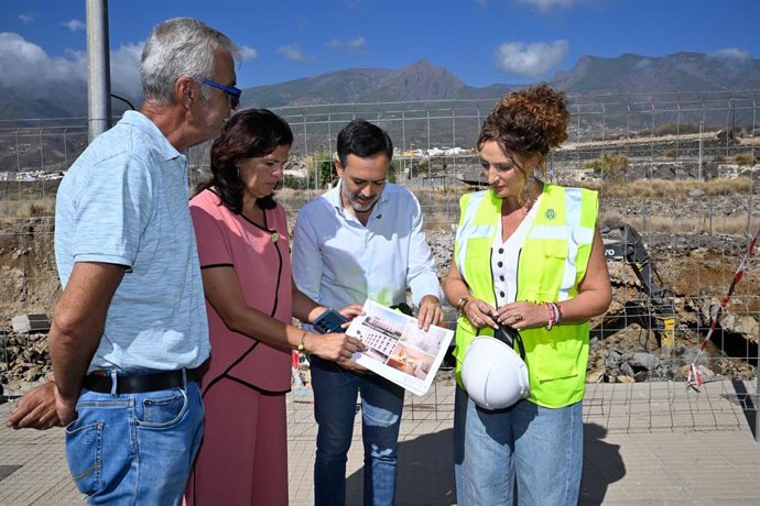 El vicepresidente insular,Lope Afonso, y la consejera insular de Vivienda, Sonia Hernández, en una visita a una de las promociones de vivienda pública en Güímar