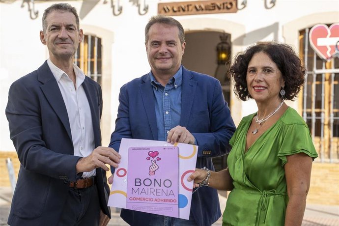 Borja Uruñuela, presidente de la Asociación Empresarial de Mairena del Aljarafe; Antonio Conde, alcalde, y Otilia Padial, delegada de Emprendimiento y Desarrollo Económico