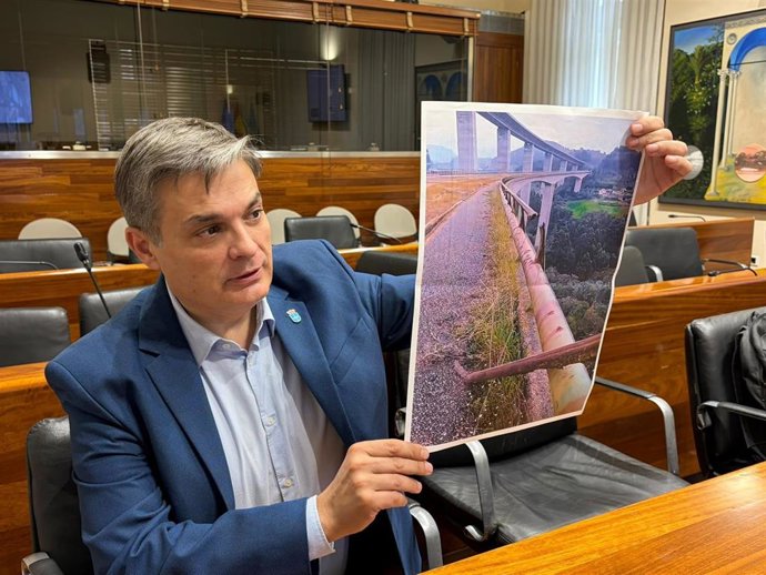 El diputado del PP de Asturias Pedro de Rueda durante al comisión parlamentaria de esta mañana.