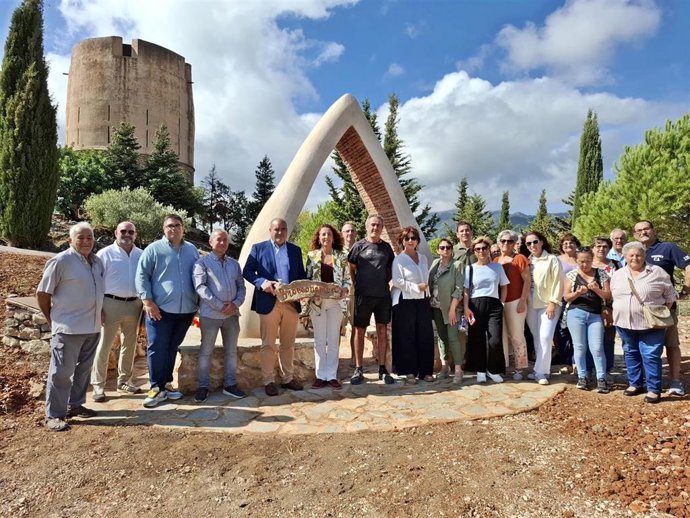 Inauguración de la 'La Puerta', una escultura bioconstructiva transitable en el paraje de la Torre Vigía de Yunquera.