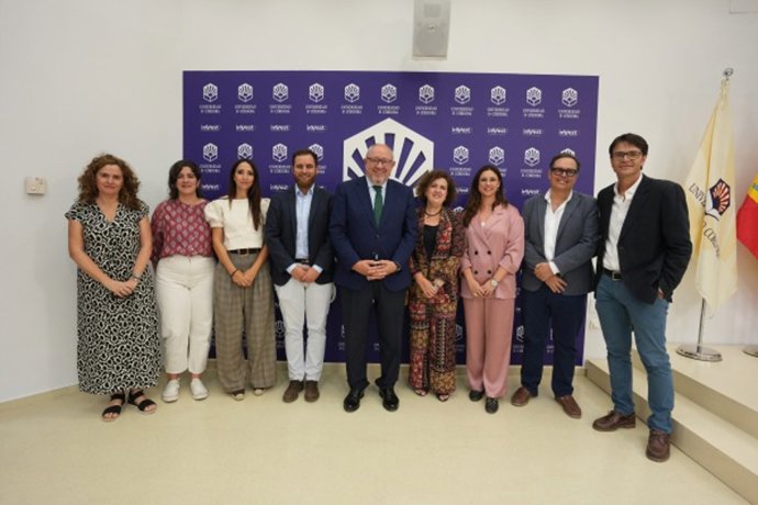 Autoridades tras la firma del Protocolo de Actuación.