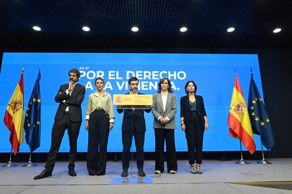 (I-D) El ministro de Cultura, Ernest Urtasun; la vicepresidenta seguda y ministra de Trabajo y Economía Social, Yolanda Díaz; el ministro de Derechos Sociales, Consumo y Agenda 2030, Pablo Bustinduy; la ministra de Sanidad, Mónica García, y la ministra de