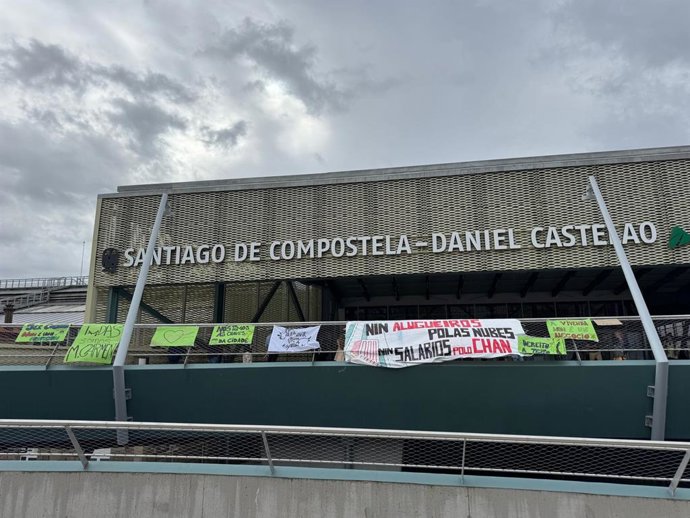Pancartas colgadas en la estación de Santiago.