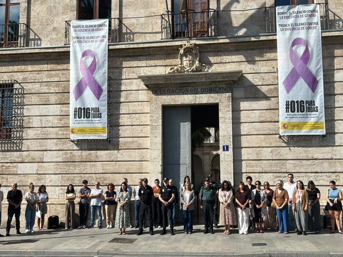 La delegada del Gobierno en la Comunitat Valenciana, Pilar Bernabé, preside el minuto de silencio por el asesinato de dos mujeres en Sevilla y Benidorm