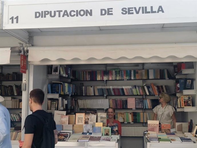Stand de la Diputación de Sevilla en la Feria del Libro y de Ocasión, en la Plaza de San Francisco