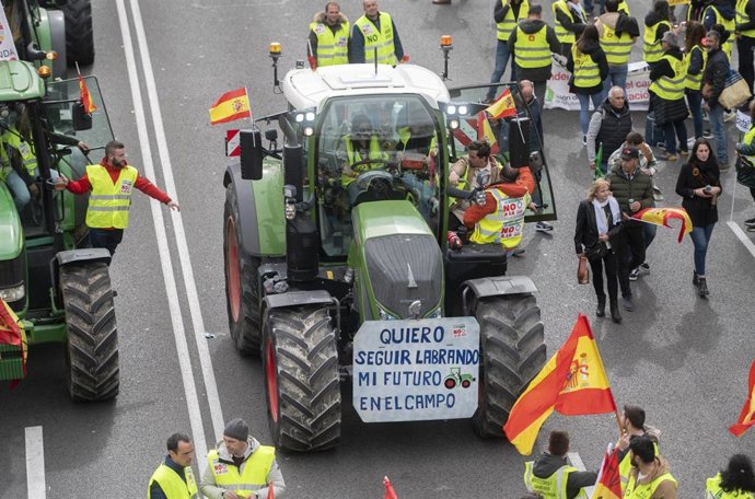 Archivo - La manifestación de agricultores y tractores en el Paseo de la Castellana 