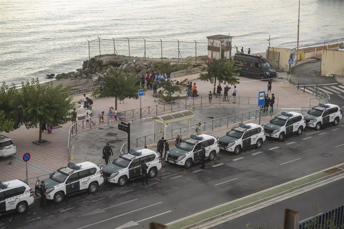Efectivos de la Guardia Civil, Policía Nacional y Ejército vigilan la frontera del Tarajal.