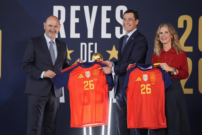 El presidente de la Junta, Juanma Moreno (c), junto al presidente de la RFEF, Rafael Louzán (i), y la presidenta del Parlamento andaluz, Ana Mestre, con el trofeo de la Copa del Mundo. A 29 de septiembre de 2026, en Sevilla (Andalucía, España). El Parlame