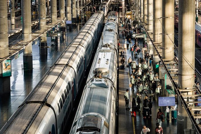 Archivo - Decenas de personas durante la operación retorno con motivo de la Semana Santa 2026, en la estación Madrid-Puerta de Atocha-Almudena Grandes, a 5 de abril de 2026