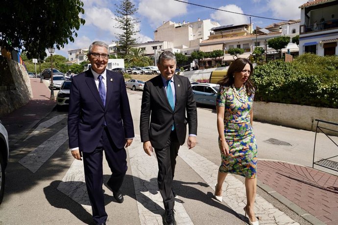 El vicepresidente primero de la Junta y consejero de Presidencia, Sanidad y Emergencias, Antonio Sanz junto al alcalde de Rincón de la Victoria y la delegada territorial de la Junta.